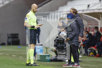 2021-04-23 - Referee Eric Wattellier speaks with coach Jorge Sampaoli of OM during the French championship Ligue 1 football match between Stade de Reims and Olympique de Marseille on April 23, 2021 at Auguste Delaune stadium in Reims, France - Photo Loic Baratoux / DPPI - STADE DE REIMS VS OLYMPIQUE DE MARSEILLE (OM) - FRENCH LIGUE 1 - SOCCER