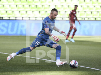 2021-04-24 - Goalkeeper of FC Metz Alexandre Oukidja during the French championship Ligue 1 football match between FC Metz and Paris Saint-Germain (PSG) on April 24, 2021 at Stade Saint-Symphorien in Metz, France - Photo Jean Catuffe / DPPI - FC METZ VS PARIS SAINT-GERMAIN (PSG) - FRENCH LIGUE 1 - SOCCER