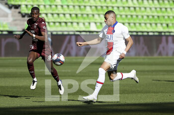2021-04-24 - Kylian Mbappe of PSG scores his first goal despite Boubakar Kouyate of FC Metz (left) during the French championship Ligue 1 football match between FC Metz and Paris Saint-Germain (PSG) on April 24, 2021 at Stade Saint-Symphorien in Metz, France - Photo Jean Catuffe / DPPI - FC METZ VS PARIS SAINT-GERMAIN (PSG) - FRENCH LIGUE 1 - SOCCER