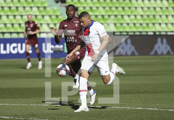 2021-04-24 - Kylian Mbappe of PSG scores his first goal despite Boubakar Kouyate of FC Metz (left) during the French championship Ligue 1 football match between FC Metz and Paris Saint-Germain (PSG) on April 24, 2021 at Stade Saint-Symphorien in Metz, France - Photo Jean Catuffe / DPPI - FC METZ VS PARIS SAINT-GERMAIN (PSG) - FRENCH LIGUE 1 - SOCCER