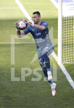 2021-04-24 - Goalkeeper of FC Metz Alexandre Oukidja during the French championship Ligue 1 football match between FC Metz and Paris Saint-Germain (PSG) on April 24, 2021 at Stade Saint-Symphorien in Metz, France - Photo Jean Catuffe / DPPI - FC METZ VS PARIS SAINT-GERMAIN (PSG) - FRENCH LIGUE 1 - SOCCER