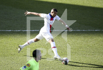 2021-04-24 - Kylian Mbappe of PSG during the French championship Ligue 1 football match between FC Metz and Paris Saint-Germain (PSG) on April 24, 2021 at Stade Saint-Symphorien in Metz, France - Photo Jean Catuffe / DPPI - FC METZ VS PARIS SAINT-GERMAIN (PSG) - FRENCH LIGUE 1 - SOCCER