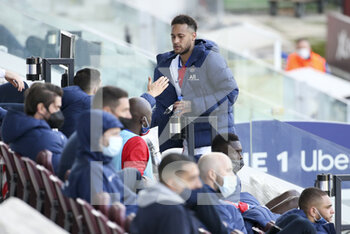 2021-04-24 - Neymar Jr of PSG salutes teammates when he's replaced during the French championship Ligue 1 football match between FC Metz and Paris Saint-Germain (PSG) on April 24, 2021 at Stade Saint-Symphorien in Metz, France - Photo Jean Catuffe / DPPI - FC METZ VS PARIS SAINT-GERMAIN (PSG) - FRENCH LIGUE 1 - SOCCER