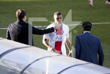 2021-04-24 - Ccoach of PSG Mauricio Pochettino salutes Kylian Mbappe of PSG when he's replaced during the French championship Ligue 1 football match between FC Metz and Paris Saint-Germain (PSG) on April 24, 2021 at Stade Saint-Symphorien in Metz, France - Photo Jean Catuffe / DPPI - FC METZ VS PARIS SAINT-GERMAIN (PSG) - FRENCH LIGUE 1 - SOCCER