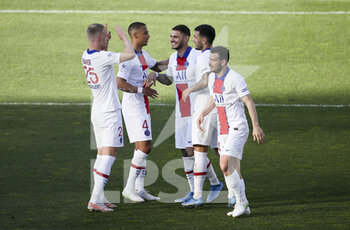 2021-04-24 - Mauro Icardi of PSG (center) celebrates his goal with teammates during the French championship Ligue 1 football match between FC Metz and Paris Saint-Germain (PSG) on April 24, 2021 at Stade Saint-Symphorien in Metz, France - Photo Jean Catuffe / DPPI - FC METZ VS PARIS SAINT-GERMAIN (PSG) - FRENCH LIGUE 1 - SOCCER
