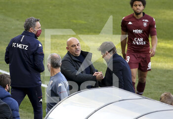 2021-04-24 - Coach of FC Metz Frederic Antonetti salutes coach of PSG Mauricio Pochettino following the French championship Ligue 1 football match between FC Metz and Paris Saint-Germain (PSG) on April 24, 2021 at Stade Saint-Symphorien in Metz, France - Photo Jean Catuffe / DPPI - FC METZ VS PARIS SAINT-GERMAIN (PSG) - FRENCH LIGUE 1 - SOCCER