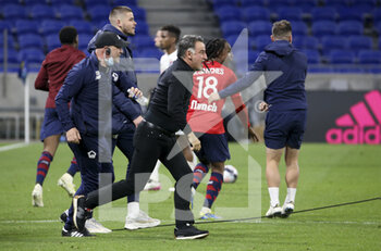 2021-04-25 - Coach of Lille OSC Christophe Galtier celebrates the victory with his staff and players following the French championship Ligue 1 football match between Olympique Lyonnais (OL) and Lille OSC (LOSC) on April 25, 2021 at Groupama Stadium in Decines near Lyon, France - Photo Jean Catuffe / DPPI - OLYMPIQUE LYONNAIS (OL) VS LILLE OSC (LOSC) - FRENCH LIGUE 1 - SOCCER