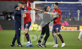 2021-04-25 - Coach of Lille OSC Christophe Galtier celebrates the victory with Jose Fonte of Lille, Sven Botman of Lille (left) following the French championship Ligue 1 football match between Olympique Lyonnais (OL) and Lille OSC (LOSC) on April 25, 2021 at Groupama Stadium in Decines near Lyon, France - Photo Jean Catuffe / DPPI - OLYMPIQUE LYONNAIS (OL) VS LILLE OSC (LOSC) - FRENCH LIGUE 1 - SOCCER