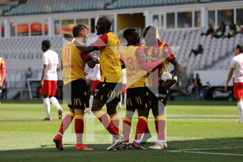 2021-04-25 - Congratulations on goal during the French championship Ligue 1 football match between RC Lens and Nimes Olympique at Bollaert-Delelis stadium in Lens, France - Photo Laurent Sanson / LS Medianord / DPPI - RC LENS VS NIMES OLYMPIQUE AT BOLLAERT-DELELIS STADIUM IN LENS, FRANCE - PHOTO LAURENT SANSON / LS MEDIANO - FRENCH LIGUE 1 - SOCCER