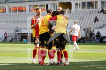 2021-04-25 - Congratulations after goal Lens Duel number 8 Seko Fofana 8 Lens and Lucas Deaux 8 Nimes during the French championship Ligue 1 football match between RC Lens and Nimes Olympique at Bollaert-Delelis stadium in Lens, France - Photo Laurent Sanson / LS Medianord / DPPI - RC LENS VS NIMES OLYMPIQUE AT BOLLAERT-DELELIS STADIUM IN LENS, FRANCE - PHOTO LAURENT SANSON / LS MEDIANO - FRENCH LIGUE 1 - SOCCER