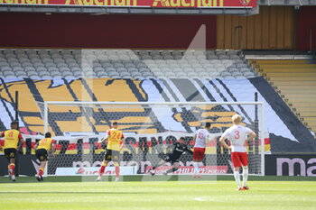 2021-04-25 - Goal penalty Zinedine Ferhat 10 Nimes during the French championship Ligue 1 football match between RC Lens and Nimes Olympique at Bollaert-Delelis stadium in Lens, France - Photo Laurent Sanson / LS Medianord / DPPI - RC LENS VS NIMES OLYMPIQUE AT BOLLAERT-DELELIS STADIUM IN LENS, FRANCE - PHOTO LAURENT SANSON / LS MEDIANO - FRENCH LIGUE 1 - SOCCER