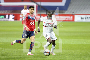 2021-05-01 - Hassane Kamara of Nice, Luiz Araujo of Lille (left) during the French championship Ligue 1 football match between Lille OSC (LOSC) and OGC Nice (OGCN) on May 1, 2021 at Stade Pierre Mauroy in Villeneuve-d'Ascq near Lille, France - Photo Jean Catuffe / DPPI - LILLE OSC (LOSC) VS OGC NICE (OGCN) - FRENCH LIGUE 1 - SOCCER