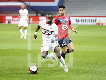 2021-05-01 - Hassane Kamara of Nice, Luiz Araujo of Lille during the French championship Ligue 1 football match between Lille OSC (LOSC) and OGC Nice (OGCN) on May 1, 2021 at Stade Pierre Mauroy in Villeneuve-d'Ascq near Lille, France - Photo Jean Catuffe / DPPI - LILLE OSC (LOSC) VS OGC NICE (OGCN) - FRENCH LIGUE 1 - SOCCER