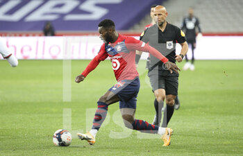 2021-05-01 - Jonathan Bamba of Lille, referee Amaury Delerue during the French championship Ligue 1 football match between Lille OSC (LOSC) and OGC Nice (OGCN) on May 1, 2021 at Stade Pierre Mauroy in Villeneuve-d'Ascq near Lille, France - Photo Jean Catuffe / DPPI - LILLE OSC (LOSC) VS OGC NICE (OGCN) - FRENCH LIGUE 1 - SOCCER