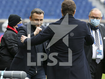2021-05-01 - Coach of RC Lens Franck Haise salutes Coach of PSG Mauricio Pochettino before the French championship Ligue 1 football match between Paris Saint-Germain (PSG) and RC Lens on May 1, 2021 at Parc des Princes stadium in Paris, France - Photo Jean Catuffe / DPPI - PARIS SAINT-GERMAIN (PSG) VS RC LENS - FRENCH LIGUE 1 - SOCCER