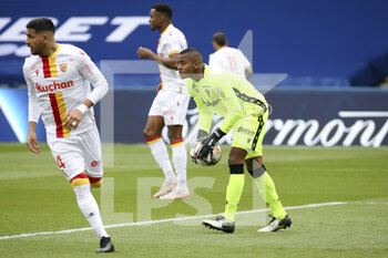 2021-05-01 - Goalkeeper of Lens Wuilker Farinez during the French championship Ligue 1 football match between Paris Saint-Germain (PSG) and RC Lens on May 1, 2021 at Parc des Princes stadium in Paris, France - Photo Jean Catuffe / DPPI - PARIS SAINT-GERMAIN (PSG) VS RC LENS - FRENCH LIGUE 1 - SOCCER
