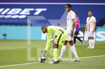 2021-05-01 - Goalkeeper of Lens Wuilker Farinez, Steven Fortes of Lens during the French championship Ligue 1 football match between Paris Saint-Germain (PSG) and RC Lens on May 1, 2021 at Parc des Princes stadium in Paris, France - Photo Jean Catuffe / DPPI - PARIS SAINT-GERMAIN (PSG) VS RC LENS - FRENCH LIGUE 1 - SOCCER