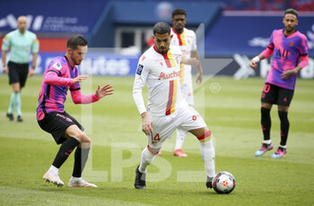 2021-05-01 - Facundo Medina of Lens, Pablo Sarabia of PSG (left) during the French championship Ligue 1 football match between Paris Saint-Germain (PSG) and RC Lens on May 1, 2021 at Parc des Princes stadium in Paris, France - Photo Jean Catuffe / DPPI - PARIS SAINT-GERMAIN (PSG) VS RC LENS - FRENCH LIGUE 1 - SOCCER