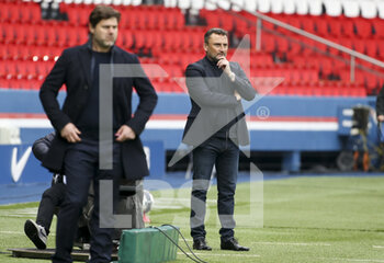 2021-05-01 - Coach of RC Lens Franck Haise, coach of PSG Mauricio Pochettino (left) during the French championship Ligue 1 football match between Paris Saint-Germain (PSG) and RC Lens on May 1, 2021 at Parc des Princes stadium in Paris, France - Photo Jean Catuffe / DPPI - PARIS SAINT-GERMAIN (PSG) VS RC LENS - FRENCH LIGUE 1 - SOCCER