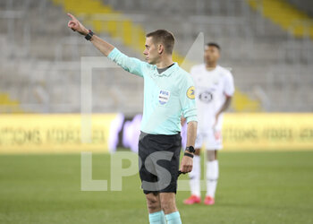 2021-05-07 - Referee Clement Turpin during the French championship Ligue 1 football match between RC Lens and Lille OSC (LOSC) on May 7, 2021 at Stade Bollaert-Delelis in Lens, France - Photo Jean Catuffe / DPPI - RC LENS VS LOSC - FRENCH LIGUE 1 - SOCCER