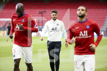 2021-05-09 - Assistant coach of PSG Sebastiano Pochettino directs the warm up before the French championship Ligue 1 football match between Stade Rennais and Paris Saint-Germain on May 9, 2021 at Roazhon Park in Rennes, France - Photo Jean Catuffe / DPPI - STADE RENNAIS VS PARIS SAINT-GERMAIN (PSG) - FRENCH LIGUE 1 - SOCCER