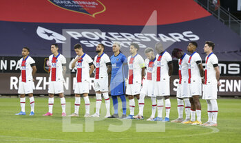 2021-05-09 - Players of PSG pay tribute to Christophe Revault - former goalkeeper of Rennes and PSG who died few days earlier - before the French championship Ligue 1 football match between Stade Rennais and Paris Saint-Germain on May 9, 2021 at Roazhon Park in Rennes, France - Photo Jean Catuffe / DPPI - STADE RENNAIS VS PARIS SAINT-GERMAIN (PSG) - FRENCH LIGUE 1 - SOCCER