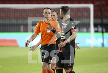 2021-05-09 - Captain Damien Da Silva of Rennes argues with referee Ruddy Buquet about the penalty kick for PSG during the French championship Ligue 1 football match between Stade Rennais and Paris Saint-Germain on May 9, 2021 at Roazhon Park in Rennes, France - Photo Jean Catuffe / DPPI - STADE RENNAIS VS PARIS SAINT-GERMAIN (PSG) - FRENCH LIGUE 1 - SOCCER