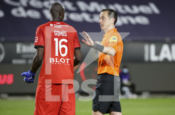 2021-05-09 - Goalkeeper of Rennes Alfred Gomis argues with referee Ruddy Buquet about the penalty kick for PSG during the French championship Ligue 1 football match between Stade Rennais and Paris Saint-Germain on May 9, 2021 at Roazhon Park in Rennes, France - Photo Jean Catuffe / DPPI - STADE RENNAIS VS PARIS SAINT-GERMAIN (PSG) - FRENCH LIGUE 1 - SOCCER