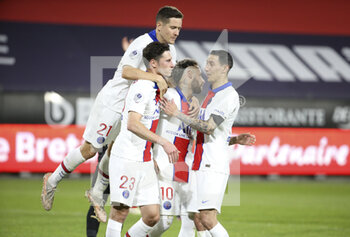 2021-05-09 - Neymar Jr of PSG celebrates his goal on a penalty kick with Ander Herrera, Julian Draxler, Angel Di Maria of PSG during the French championship Ligue 1 football match between Stade Rennais and Paris Saint-Germain on May 9, 2021 at Roazhon Park in Rennes, France - Photo Jean Catuffe / DPPI - STADE RENNAIS VS PARIS SAINT-GERMAIN (PSG) - FRENCH LIGUE 1 - SOCCER