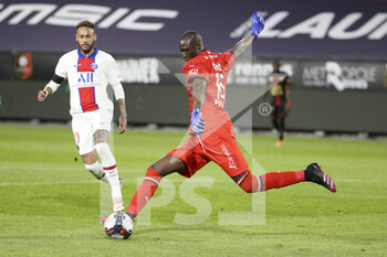2021-05-09 - Goalkeeper of Rennes Alfred Gomis, Neymar Jr of PSG (left) during the French championship Ligue 1 football match between Stade Rennais and Paris Saint-Germain on May 9, 2021 at Roazhon Park in Rennes, France - Photo Jean Catuffe / DPPI - STADE RENNAIS VS PARIS SAINT-GERMAIN (PSG) - FRENCH LIGUE 1 - SOCCER