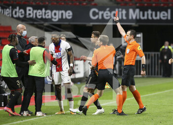 2021-05-09 - Presnel Kimpembe of PSG receives a red card from referee Ruddy Buquet during the French championship Ligue 1 football match between Stade Rennais and Paris Saint-Germain (PSG) on May 9, 2021 at Roazhon Park in Rennes, France - Photo Jean Catuffe / DPPI - STADE RENNAIS VS PARIS SAINT-GERMAIN (PSG) - FRENCH LIGUE 1 - SOCCER