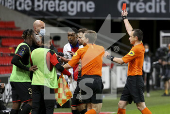 2021-05-09 - Presnel Kimpembe of PSG receives a red card from referee Ruddy Buquet during the French championship Ligue 1 football match between Stade Rennais and Paris Saint-Germain on May 9, 2021 at Roazhon Park in Rennes, France - Photo Jean Catuffe / DPPI - STADE RENNAIS VS PARIS SAINT-GERMAIN (PSG) - FRENCH LIGUE 1 - SOCCER