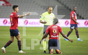 2021-05-16 - Referee Jerome Brisard talks to Jonathan David of Lille during the French championship Ligue 1 football match between Lille OSC (LOSC) and AS Saint-Etienne (ASSE) on May 16, 2021 at Stade Pierre Mauroy in Villeneuve-d'Ascq near Lille, France - Photo Jean Catuffe / DPPI - LILLE OSC (LOSC) VS AS SAINT-ETIENNE (ASSE) - FRENCH LIGUE 1 - SOCCER