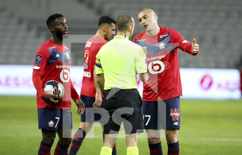 2021-05-16 - Burak Yilmaz of Lille argues with referee Jerome Brisard while Jonathan Bamba of Lille looks on during the French championship Ligue 1 football match between Lille OSC (LOSC) and AS Saint-Etienne (ASSE) on May 16, 2021 at Stade Pierre Mauroy in Villeneuve-d'Ascq near Lille, France - Photo Jean Catuffe / DPPI - LILLE OSC (LOSC) VS AS SAINT-ETIENNE (ASSE) - FRENCH LIGUE 1 - SOCCER