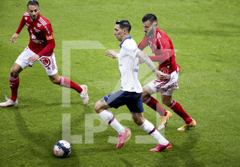 2021-05-23 - Angel Di Maria of PSG between Haris Belkebla, Franck Honorat of Brest during the French championship Ligue 1 football match between Stade Brestois 29 and Paris Saint-Germain (PSG) on May 23, 2021 at Stade Francis Le Ble in Brest, France - Photo Jean Catuffe / DPPI - STADE BRESTOIS 29 VS PARIS SAINT-GERMAIN (PSG) - FRENCH LIGUE 1 - SOCCER