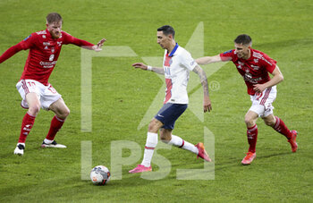 2021-05-23 - Angel Di Maria of PSG between Gaetan Charbonnier and Romain Perraud of Brest during the French championship Ligue 1 football match between Stade Brestois 29 and Paris Saint-Germain (PSG) on May 23, 2021 at Stade Francis Le Ble in Brest, France - Photo Jean Catuffe / DPPI - STADE BRESTOIS 29 VS PARIS SAINT-GERMAIN (PSG) - FRENCH LIGUE 1 - SOCCER