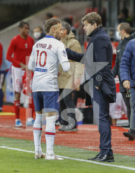 2021-05-23 - Neymar Jr of PSG and Coach Mauricio Pochettino of PSG during the French championship Ligue 1 football match between Stade Brestois and Paris Saint-Germain on May 23, 2021 at Francis Le Ble stadium in Brest, France - Photo Loic Baratoux / DPPI - STADE BRESTOIS 29 VS PARIS SAINT-GERMAIN (PSG) - FRENCH LIGUE 1 - SOCCER