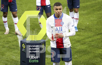 2021-05-23 - Kylian Mbappe of PSG receives the trophy of 'best scorer of the season' following the French championship Ligue 1 football match between Stade Brestois 29 and Paris Saint-Germain (PSG) on May 23, 2021 at Stade Francis Le Ble in Brest, France - Photo Jean Catuffe / DPPI - STADE BRESTOIS 29 VS PARIS SAINT-GERMAIN (PSG) - FRENCH LIGUE 1 - SOCCER