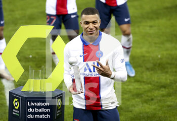 2021-05-23 - Kylian Mbappe of PSG receives the trophy of 'best scorer' of the season following the French championship Ligue 1 football match between Stade Brestois 29 and Paris Saint-Germain (PSG) on May 23, 2021 at Stade Francis Le Ble in Brest, France - Photo Jean Catuffe / DPPI - STADE BRESTOIS 29 VS PARIS SAINT-GERMAIN (PSG) - FRENCH LIGUE 1 - SOCCER