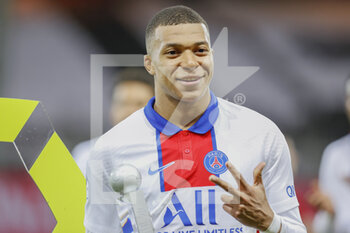 2021-05-23 - Kylian Mbappe of PSG recieves the trophy of the best player of the league 1 after the French championship Ligue 1 football match between Stade Brestois and Paris Saint-Germain on May 23, 2021 at Francis Le Ble stadium in Brest, France - Photo Loic Baratoux / DPPI - STADE BRESTOIS 29 VS PARIS SAINT-GERMAIN (PSG) - FRENCH LIGUE 1 - SOCCER