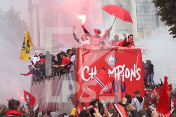 2021-05-24 - Celebration supporters and team LOSC the 2021 French Championship title on May 24, 2021 at Lille city, France - Photo Laurent Sanson / LS Medianord / DPPI - LOSC LILLE THE 2021 FRENCH CHAMPIONSHIP TITLE - FRENCH LIGUE 1 - SOCCER