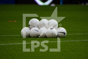 2020-09-11 - The official ball ahead of the Women's French championship D1 Arkema football match between Stade de Reims and Olympique Lyonnais on September 11, 2020 at Auguste Delaune stadium in Reims, France - Photo Antoine Massinon / A2M Sport Consulting / DPPI - STADE DE REIMS VS OLYMPIQUE LYONNAIS - FRENCH WOMEN DIVISION 1 - SOCCER