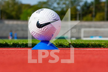 2020-09-12 - The official ball ahead of the Women's French championship D1 Arkema football match between Paris FC and Soyaux ASJ on September 12, 2020 at Robert Bobin stadium in Bondoufle, France - Photo Antoine Massinon / A2M Sport Consulting / DPPI - PARIS FC VS SOYAUX ASJ - FRENCH WOMEN DIVISION 1 - SOCCER