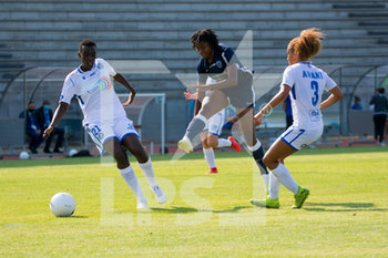 2020-09-12 - Anais M Bassidje of ASJ Soyaux and Oriane Jean Francois of Paris FC fight for the ball during the Women's French championship D1 Arkema football match between Paris FC and Soyaux ASJ on September 12, 2020 at Robert Bobin stadium in Bondoufle, France - Photo Melanie Laurent / A2M Sport Consulting / DPPI - PARIS FC VS SOYAUX ASJ - FRENCH WOMEN DIVISION 1 - SOCCER