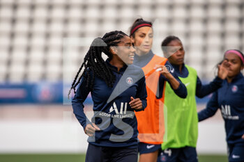 2020-09-25 - Ashley Lawrence of Paris Saint Germain warms up ahead of the Women's French championship D1 Arkema football match between Paris Saint-Germain and Stade de Reims on September 25, 2020 at Jean Bouin stadium in Paris, France - Photo Antoine Massinon / A2M Sport Consulting / DPPI - PARIS SAINT-GERMAIN AND STADE DE REIMS - FRENCH WOMEN DIVISION 1 - SOCCER