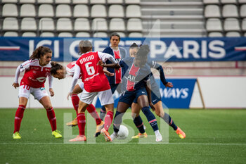 2020-09-25 - Tess David of Stade de Reims and Sandy Baltimore of Paris Saint Germain fight for the ball during the Women's French championship D1 Arkema football match between Paris Saint-Germain and Stade de Reims on September 25, 2020 at Jean Bouin stadium in Paris, France - Photo Antoine Massinon / A2M Sport Consulting / DPPI - PARIS SAINT-GERMAIN AND STADE DE REIMS - FRENCH WOMEN DIVISION 1 - SOCCER