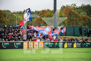 2020-10-02 - The fans of Olympique Lyonnais cheer the team ahead of the Women's French championship D1 Arkema football match between Fleury 91 FC and Olympique Lyonnais on October 2, 2020 at Walter Felder stadium in Fleury Merogis, France - Photo Melanie Laurent / A2M Sport Consulting / DPPI - FLEURY 91 FC VS OLYMPIQUE LYONNAIS - FRENCH WOMEN DIVISION 1 - SOCCER