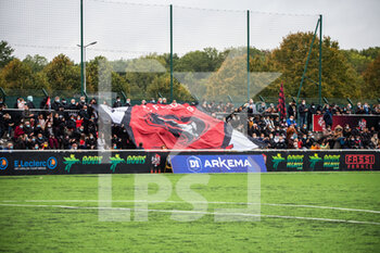 2020-10-02 - The fans of Fleury 91 FC cheer the team ahead of the Women's French championship D1 Arkema football match between Fleury 91 FC and Olympique Lyonnais on October 2, 2020 at Walter Felder stadium in Fleury Merogis, France - Photo Melanie Laurent / A2M Sport Consulting / DPPI - FLEURY 91 FC VS OLYMPIQUE LYONNAIS - FRENCH WOMEN DIVISION 1 - SOCCER