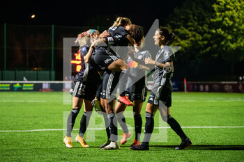 2020-10-02 - Wendie Renard of Olympique Lyonnais celebrates the goal with teammates during the Women's French championship D1 Arkema football match between Fleury 91 FC and Olympique Lyonnais on October 2, 2020 at Walter Felder stadium in Fleury Merogis, France - Photo Melanie Laurent / A2M Sport Consulting / DPPI - FLEURY 91 FC VS OLYMPIQUE LYONNAIS - FRENCH WOMEN DIVISION 1 - SOCCER