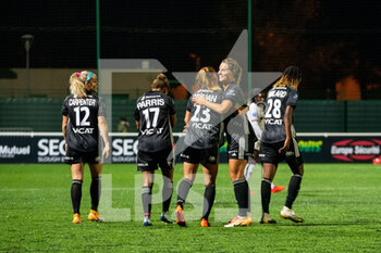 2020-10-02 - Amandine Henry of Olympique Lyonnais celebrates the goal with teammates during the Women's French championship D1 Arkema football match between Fleury 91 FC and Olympique Lyonnais on October 2, 2020 at Walter Felder stadium in Fleury Merogis, France - Photo Melanie Laurent / A2M Sport Consulting / DPPI - FLEURY 91 FC VS OLYMPIQUE LYONNAIS - FRENCH WOMEN DIVISION 1 - SOCCER
